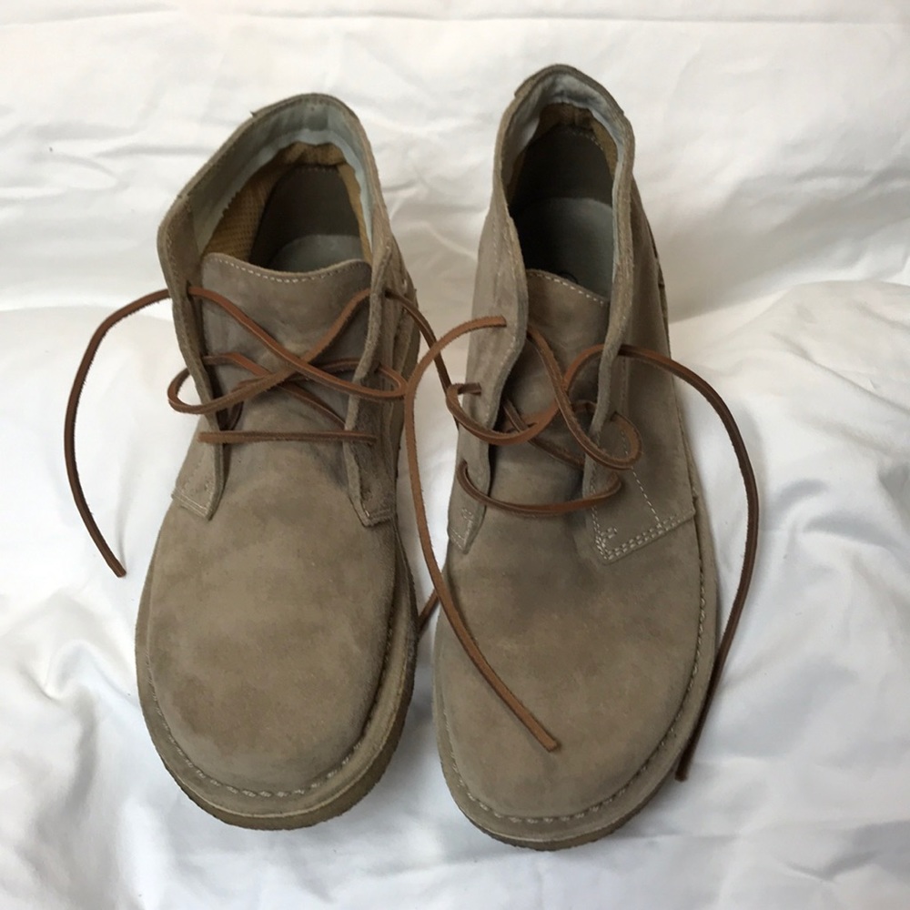 CABELA’S.  8M.  Men’s tan chukka-style shoes.